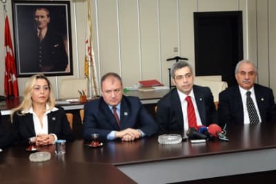 <p><font face="arial,helvetica,sans-serif" size="2" color="#333399"><strong>Anavatan Partisi Genel Başkanı Salih Uzun&rsquo;un tam konuşma metni ise ş&ouml;yle:</strong></font></p><p><font face="arial,helvetica,sans-serif" size="2">&ldquo;&Ouml;ncelikle, kendilerinin aday g&ouml;stermeyecekleri b&uuml;t&uuml;n se&ccedil;im &ccedil;evrelerinde Anavatan Partili adaylara destek verme kararları nedeniyle Liberal Demokrat Parti&rsquo;ye ve onun değerli genel başkanına teşekk&uuml;r ediyorum.</font></p><p><font face="arial,helvetica,sans-serif" size="2">Bu bize g&uuml;&ccedil; katacaktır.</font></p><p><font face="arial,helvetica,sans-serif" size="2">Ama bug&uuml;n burada oluşan tablo, T&uuml;rk siyaseti i&ccedil;in &ccedil;ok daha fazla bir anlam ifade etmektedir.</font></p><p><font face="arial,helvetica,sans-serif" size="2" color="#333399">Bug&uuml;n biz burada g&ouml;sterdik ki; uzlaşma k&uuml;lt&uuml;r&uuml;n&uuml;n eksikliği hissedilen T&uuml;rk siyasetinde istenirse siyasi partiler ve onların genel başkanları bir araya gelebilirlermiş.</font></p><p><font face="arial,helvetica,sans-serif" size="2"><strong>Biz bir araya geldik &ccedil;&uuml;nk&uuml; T&uuml;rkiye i&ccedil;in ortak tespitlerimiz var.</strong></font></p><p><font face="arial,helvetica,sans-serif" size="2">Tespitlerimizin başında, merkez sağ siyaset alanının toparlanması ve g&uuml;&ccedil;lendirilmesi zarureti bulunmaktadır. </font></p><p><font face="arial,helvetica,sans-serif" size="2"><strong><font color="#333399">&Ccedil;&uuml;nk&uuml; biliyoruz ki;</font></strong> T&uuml;rkiye&rsquo;nin b&uuml;t&uuml;n atılım d&ouml;nemleri, merkez siyaset alanının bir ve g&uuml;&ccedil;l&uuml; olduğu d&ouml;nemlere denk gelmektedir. Ne zaman ki biz zayıflamışız, yani merkez sağ siyaset, mutedil siyaset zayıflamış T&uuml;rkiye kaybetmiştir.</font></p><p><font face="arial,helvetica,sans-serif" size="2">Dolayısıyla T&uuml;rkiye&rsquo;nin şu anda en fazla ihtiya&ccedil; duyduğu husus, toplumun b&uuml;t&uuml;n kesimlerini ve renklerini kucaklayabilen, ayrıştırmayan buluşturan, b&ouml;lmeyen birleştiren, germeyen rahatlatan g&uuml;&ccedil;l&uuml; bir merkez siyaset anlayışıdır.</font></p><p><font face="arial,helvetica,sans-serif" size="2">T&uuml;rkiye cepheler arasında sıkışmıştır.<strong> T&uuml;rk siyaseti nefessiz kalmıştır.<br /></strong>Cepheleri yarmamız gerekiyor. Ortada, merkezde buluşmamız gerekiyor.</font></p><p><font face="arial,helvetica,sans-serif" size="2">Biz bug&uuml;n bunun adımını atıyoruz.</font></p><p><font face="arial,helvetica,sans-serif" size="2">&Ccedil;&uuml;nk&uuml; biz, T&uuml;rkiye&rsquo;nin &ccedil;&ouml;z&uuml;lemeyecek hi&ccedil; bir sorununun olmadığına inanıyoruz. </font></p><p><font face="arial,helvetica,sans-serif" size="2">Yeter ki; yeni d&uuml;nya ger&ccedil;eklerini bilen, yeni d&uuml;nyayı anlayan, &ouml;ng&ouml;r&uuml; sahibi yeni siyaset kadroları ortaya &ccedil;ıkabilsin ve T&uuml;rkiye&rsquo;nin &ouml;n&uuml;ne yepyeni bir değişim iradesi konabilsin.</font></p><p><font face="arial,helvetica,sans-serif" size="2">Biz T&uuml;rkiye&rsquo;nin sorunlarının perakende yaklaşımlarla &ccedil;&ouml;z&uuml;lemeyeceğini biliyoruz. Onun i&ccedil;in T&uuml;rkiye&rsquo;yi bir b&uuml;t&uuml;n olarak yeniden yapılandırmak istiyoruz.</font></p><p><font face="arial,helvetica,sans-serif" size="2">Yepyeni bir Anayasa istiyoruz.<br />Yeni bir siyasi partiler mevzuatı istiyoruz. Yeni bir se&ccedil;im sistemi istiyoruz. Ekonomik alanda mevcut sekt&ouml;rlerin tamamını yeni iş yapma usullerine g&ouml;re yeniden dizayn etmek istiyoruz. T&uuml;rkiye&rsquo;yi ve T&uuml;rkiye&rsquo;nin gen&ccedil;lerini yepyeni iş alanları ve iş imkanları ile buluşturmak istiyoruz.</font></p><p><font face="arial,helvetica,sans-serif" size="2"><strong>Yani T&uuml;rkiye&rsquo;ye format atmak istiyoruz. Her şeyi sil baştan yeniden kurmak istiyoruz.</strong></font></p><p><font face="arial,helvetica,sans-serif" size="2">T&uuml;rkiye&rsquo;mizin imkan ve fırsatlarını da biliyoruz, d&uuml;nyada olup biteni de...</font></p><p><font face="arial,helvetica,sans-serif" size="2">T&uuml;rkiye&rsquo;nin yeni bir vizyona ihtiyacı var. 80'li yıllarda Anavatanla yaşadığı gibi b&uuml;y&uuml;k bir d&ouml;n&uuml;ş&uuml;me yeniden ihtiyacı var.</font></p><p><font face="arial,helvetica,sans-serif" size="2">Bu d&ouml;n&uuml;ş&uuml;m&uuml; ancak, zihinleri yeni olanlar yapabilir. Yeni kuşak siyaset&ccedil;iler yapabilir.</font></p><p><font face="arial,helvetica,sans-serif" size="2">Onun i&ccedil;in de 29 Mart'ı beklemedik. Herkes hele bir 29 Mart sonrasını g&ouml;relim diyor. Hayır, biz bunu demedik. Şimdiden yan yana geldik. Şimdiden beraber yol y&uuml;r&uuml;meye karar verdik. Aradaki bu fark &ccedil;ok &ouml;nemlidir. İrademizi ve samimiyetimizi şimdiden ortaya koyduk. İstikametimizi şimdiden belirledik.</font></p><p><font face="arial,helvetica,sans-serif" size="2" color="#333399"><strong>Bu yaptığımız şimdiden işaret fişeği atmaktır. Yolumuzu milletimize g&ouml;stermektir.</strong></font></p><p><font face="arial,helvetica,sans-serif" size="2">Umarız ki; merkezde siyaset yapan b&uuml;t&uuml;n unsurlar bu samimi yaklaşımın etrafında buluşur.&rdquo; </font></p>