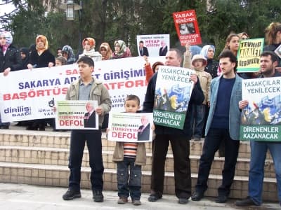 <p><font face="arial,helvetica,sans-serif" size="2">Bug&uuml;n Filistin konusunda uygulanan bu yıkımın en b&uuml;y&uuml;k ortaklarından biri Mısır y&ouml;netimidir. Mısır Devlet Başkanı H&uuml;sn&uuml; M&uuml;barek <font color="#333399">&ldquo;Direniş, zaferlerini ve kayıplarını g&ouml;z &ouml;n&uuml;ne almalıdır. Halkı karşısında sorumludur. Sadece kazanımlardan değil, sebep olduğu kurbanlar, acı ve yıkımlardan da sorumludur Bunlar (Hamas ve diğer Filistinli direniş&ccedil;i gruplar) İsrail saldırısından, mevcut Filistin ve Arap durumundan yeni bir vaziyet &ccedil;ıkarmak i&ccedil;in istifade etmek istiyorlar. Bu yeni hal, eşitliği bozacak ve b&ouml;lgedeki istikrarı bilinen b&ouml;lge g&uuml;&ccedil;lerinin lehine, kendi g&uuml;ndemlerini ger&ccedil;ekleştirmeleri i&ccedil;in değiştirecektir&rdquo;</font> s&ouml;zleriyle kimin yanında olduğunu &ccedil;ok net bir şekilde ifade etmiştir. <br /><br />Ayrıca Refah Sınır Kapısı&rsquo;nı kapatma kararı, t&uuml;nellerle ilgili arama &ccedil;alışmalarını yoğunlaştırması ve tespit edebildiği &ccedil;ıkış noktalarını bombalaması, Mısır Y&ouml;netiminin, cephede a&ccedil;ık&ccedil;a kaybeden Siyonist devlete nasıl destek verdiğini g&ouml;zler &ouml;n&uuml;ne seriyor. Bir yandan da arabuluculuk misyonu ile aslında Filistin halkının yanında olduğuna inandırmaya &ccedil;alışıyor insanları. Yezit&rsquo;in ordularının komutanı &Ouml;mer bin Saad da Hz. H&uuml;seyin&rsquo;e: <font color="#333399">&ldquo;ey H&uuml;seyin, kalbim seninle ama ordularım Yezit&rsquo;le&rdquo;</font> demişti. Bug&uuml;n M&uuml;barek a&ccedil;ık&ccedil;a &Ouml;mer bin Saad&rsquo;ın rol&uuml;n&uuml; oynuyor.</font><font face="arial,helvetica,sans-serif" size="2">&nbsp;&nbsp;&nbsp;</font></p><p><font face="Arial" size="2">Diğer Arap y&ouml;neticiler de, Filistin halkının &ccedil;ektiği acılar karşısındaki umursamazlıklarıyla, bu konuda aynı oranda su&ccedil;ludurlar. Arap Birliği&rsquo;nin, 31 Aralık&rsquo;taki Kahire buluşmasında, Suudi Arabistan Dışişleri Bakanı Suud El-Faysal, Filistin konusunda ş&ouml;yle bir mazeret ileri s&uuml;rd&uuml;:<font color="#333399"> &ldquo;Eğer Filistinliler bir liderin arkasında birleşebilselerdi, bu berbat katliam meydana gelmeyebilirdi&rdquo;.</font> Ve Faysal, s&ouml;zlerine ahk&acirc;m keserek devam etti:<font color="#333399"> &ldquo;Eğer siz, birbirinize şefkat elinizi uzatmazsanız, sizin Arap kardeşleriniz de size ger&ccedil;ek yardım elini uzatmayacaktır&rdquo;.</font> <strong>Bu a&ccedil;ıklama tam bir ikiy&uuml;zl&uuml;l&uuml;kt&uuml;r.</strong> Suud rejimi, Filistinliler arasında b&ouml;l&uuml;nmelerin oluşması noktasında doğrudan sorumludur. Suud rejimi ve istihbarat servisi, kralın servetini Filistinlilerin acılarını dindirmek i&ccedil;in değil, ifsad olmuş Filistin Y&ouml;netimi&rsquo;ni Hamas&rsquo;a karşı finanse etmek i&ccedil;in kullandı. Bu s&ouml;z&uuml;m ona <font color="#333399">&ldquo;Filistin Y&ouml;netimi&rdquo;,</font> Filistin halkı tarafından reddedilmiştir; fakat, Amerika ve İsrail, bu y&ouml;netimi desteklediği i&ccedil;in, Suudiler de, bu kukla y&ouml;netimi desteklemektedirler.&nbsp;</font> </p>