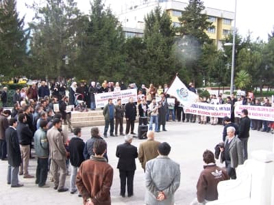 <p><font size="2"><font face="Arial"><strong>Gazze&rsquo;de onca yıkıntının arasında cennet kokusu var bug&uuml;n.</strong> İnsanlarda şahadete yakınlığın huzuru, şehit vermiş olmanın onuru ve alınlarında secde izi var. Manevi olarak d&uuml;nyanın en g&uuml;&ccedil;l&uuml; mevkisi iken, maddi imk&acirc;nsızlıklar ve ekonomik ambargo ile boğuşuyor kardeşlerimiz. Yavaş&ccedil;a ilerleyen bir &ouml;l&uuml;m s&uuml;recine hapsedilmiş durumdalar. En &ccedil;ok şimdi ihtiya&ccedil;ları var yardımlarımıza. Bu noktada, yardım kuruluşlarını desteklemeye, bağışlarımızı artırarak devam etmeliyiz.&nbsp; Ambargonun kaldırılması i&ccedil;in t&uuml;m &ccedil;abamızı ortaya koymalıyız. En &ouml;nemlisi, yoğun ya da hafif olarak devam eden İsrail baskılarına karşı bilincimizi uyanık tutmalı, g&uuml;ndemimizden asla d&uuml;ş&uuml;rmemeliyiz. Zira g&uuml;ndemimizden d&uuml;şen, fakat uygulanmaya devam eden her zul&uuml;m, zamanla alışılagelen, yok sayılan, sıradan bir olay haline b&uuml;r&uuml;n&uuml;yor, tıpkı baş&ouml;rt&uuml;s&uuml; zulm&uuml; gibi.&nbsp;</font></font></p><p><font face="arial,helvetica,sans-serif" size="2"><font color="#333399">Hala yaşanan baş&ouml;rt&uuml;s&uuml; sorunu,</font> T&uuml;rkiye&rsquo;nin alnında kara bir leke olarak varlığını s&uuml;rd&uuml;rmeye devam ediyor. Bu mesele sosyolojik, k&uuml;lt&uuml;rel, hukuksal hatta ekonomik olarak değerlendirilebilir. <strong>Ama biz, bu durumu Allah&rsquo;ın emri olduğu i&ccedil;in &ouml;nemsiyoruz. T&uuml;m ilahi emirlerin amacı; can, akıl, nesil ve mal emniyetinin korunmasıdır</strong>. Zira t&uuml;m bu unsurlara emanet olarak bakılması gerekir. Emanet olarak bakan ise, emanetin sahibinin koyduğu sınırlara riayet eder. Baş&ouml;rt&uuml;s&uuml;; emanete riayet etmek isteyen kadın i&ccedil;in kapıdır, işarettir, korunaktır. Ve baş&ouml;rt&uuml;s&uuml;, kadının mezuniyeti, kariyeri, tahsil ettiği okulun icazetnamesidir.<font color="#333399"> Tesett&uuml;r, kadını Meryem kılan işarettir, onurudur. Bu onuru &uuml;zerinde taşımaktan şeref duyan, onu kanının son damlasına kadar korumaya yemin etmiş m&uuml;minlere ve yıllardır yaşanan bu zulm&uuml; ortadan kaldıracağı g&uuml;n, Rabbimizin yanında safını belirleyen izzetli kullara selam olsun&hellip;</font></font></p>