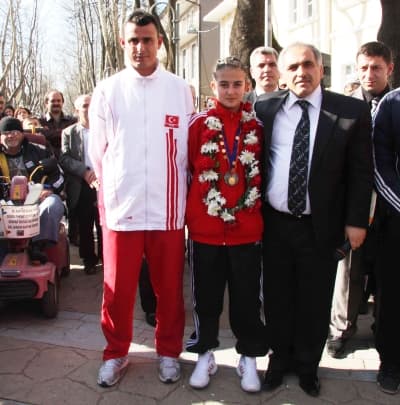 <font size="2"><font face="Arial"><strong>Kendisine Ev Vereceğiz</strong><br /><br />Başkan İnci, Hendek'in &ccedil;eşitli spor dallarında b&uuml;y&uuml;k başarılar elde ettiğini s&ouml;yleyerek, <font color="#333399">&quot;Bizler Avrupa Şampiyonlarımızı bir ev, D&uuml;nya Şampiyonlarımızı ise bir araba vererek &ouml;d&uuml;llendiriyoruz. B&uuml;şra'ya şampiyonluğu ka&ccedil;ırdığı i&ccedil;in bu defa ev veremedik. Ama inanıyorum ki D&uuml;nya Şampiyonluğu'nu kazanacak ve bizde b&uuml;y&uuml;k bir zevkle kendisine ev vereceğiz&quot;</font> dedi. <br /></font></font>