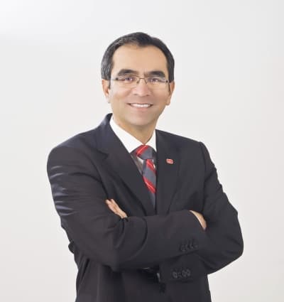 <font size="2"><font face="Arial"><strong>&Ccedil;ağrı Merkezlerinin &Ouml;nemi</strong><br /><br /><strong>&Ccedil;ağrı merkezlerinin iş kapısı olacağını vurgulayan Hatunoğlu,</strong> &quot;&Ccedil;ağrı merkezlerindeki istihdam, 2003-2008 arası d&ouml;nemde iki katına &ccedil;ıkmış ve 35 bin kişiye ulaşmıştır. Avrupa &uuml;lkelerinde 200 ila 400 kişiye bir &ccedil;ağrı masası hizmet vermektedir. Amerika ve İngiltere gibi &uuml;lkelerde bu oran her 100 kişiye 1 &ccedil;ağrı masası şeklinde ger&ccedil;ekleşmektedir. &Uuml;lkemizde ise, hen&uuml;z her 2 bin 500 vatandaşımıza 1 &ccedil;ağrı masası ile hizmet verildiğini d&uuml;ş&uuml;n&uuml;rsek, sekt&ouml;r&uuml;n &ccedil;ok b&uuml;y&uuml;k bir potansiyeli vardır. Beş yıl i&ccedil;inde sekt&ouml;r&uuml;n 30 bin kişiye daha ilave istihdam sağlaması beklenmektedir. Erzurum, Diyarbakır, Uşak, Erzincan, Sivas, G&uuml;m&uuml;şhane, Yalova gibi illerde yer alan &ccedil;ağrı merkezleri, bu illerde hem istihdam yaratıp hem de b&ouml;lgelere teknoloji ve altyapı yatırımı &ccedil;ekmektedir. Ancak İstanbul'un hemen yanı başındaki Sakarya bunun maalesef farkında değildir.<font color="#333399"> Halk &uuml;niversitesi de olmasına rağmen işsizlikle boğuşmaktadır. Y&ouml;netimler yoksullaştırıp yardım dağıtmaktan maalesef insanımızı iş sahibi yapma olanaklarını g&ouml;zden ka&ccedil;ırmaktadırlar.</font> Bu illerde yaratılan istihdam, taşıma, yiyecek-i&ccedil;ecek, ofis hizmetleri gibi yan hizmet sekt&ouml;rlerini de canlandırmaktadır. Anadolu illerinde yer alan &ccedil;ağrı merkezlerinin, bu illerin ekonomilerine sağladıkları katkının, toplamda yıllık 50 milyon TL'ye ulaşmıştır.<strong> Yapılan araştırmalara g&ouml;re &ccedil;ağrı merkezleri, &ouml;zellikle kriz d&ouml;neminde m&uuml;şteri sadakati i&ccedil;in &ccedil;ok &ouml;nemlidir.</strong> T&uuml;keticilerin y&uuml;zde 86'sı m&uuml;şteri temsilcisi ile yaptıkları g&ouml;r&uuml;şme olumsuz ge&ccedil;tiyse o firmayla &ccedil;alışmaktan vazge&ccedil;mektedir. Beş yıl i&ccedil;inde sekt&ouml;re yaklaşık 150 milyon TL tutarında yatırım yapılmıştır. &Ccedil;ağrı merkezlerinde, bir masa i&ccedil;in yatırım bedeli, yaklaşık 10 bin TL'dir. Sanayide ise bir kişi i&ccedil;in 150 bin TL yatırım yapılır. Bu proje ile şehrin en &ouml;nemli sorunu olan gen&ccedil; işsizliğe &ccedil;&ouml;z&uuml;m bulunabilecektir. T&uuml;rkiye'de &ccedil;ağrı merkezi &ccedil;alışanlarının yeni mezun yada &ouml;ğrencidir. Ancak ge&ccedil;ici bir iş olmayıp sekt&ouml;rde b&uuml;y&uuml;k bir kariyer gelişim imkanı vardır. &Ccedil;ağrı Merkezleri Derneği verilerine g&ouml;re &ccedil;ağrı merkezi &ccedil;alışanlarının y&uuml;zde 70'i kadındır. Yaş ortalaması ise 26-28 arasındadır. &Ccedil;alışanların y&uuml;zde 65'i &uuml;niversite mezunu ya da &ouml;ğrencidir&quot; dedi.<br /><br /><strong>Y&ouml;netimdeki değişimin sadece sloganda kalmayacağını vurgulayan Hatunoğlu,</strong> &quot;Değişim, gazete ve internet sayfalarındaki sloganlardan ibaret kalmayacaktır. Biz b&ouml;yle yeni ve 15 yıldır y&uuml;kselen bir sekt&ouml;re, hele İstanbul'a da bu kadar yakınken bir 15 yıl daha seyirci kalmayacağız. Sekt&ouml;re Sakarya'da yer a&ccedil;mak ve ilimize kazandırabilmek i&ccedil;in, sekt&ouml;re kaliteli insan kaynağı sağlayacak eğitim programlarını SA&Uuml; ve Milli Eğitim İl M&uuml;d&uuml;rl&uuml;ğ&uuml; ile koordineli olarak oluşturacağız. Ayrıca teknolojik altyapıyı g&uuml;&ccedil;lendireceğiz. Biz Sakarya'da yatırım kolaylıkları getirerek ve gerekirse bunu belediye şirketleri kurarak yapacağız. Sakarya'ya &ouml;zellikle gen&ccedil;lere ve kadınlara y&ouml;nelik yeni bir istihdam alanı a&ccedil;acak bu projeyi başka illere kaptırmayacağız. Ekonomik krizden dahi etkilenmeyerek b&uuml;y&uuml;yen ve &ccedil;evreye de hi&ccedil;bir zararı olamayan b&ouml;yle bir iş sahasını hayata ge&ccedil;ireceğiz&quot; dedi.</font></font>
