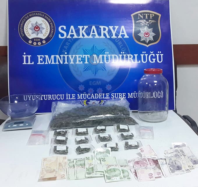 Sokak satıcısının üzerinden uyuşturucu çıktı!