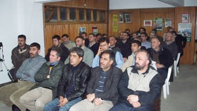<p><font face="arial,helvetica,sans-serif" size="2">Tasavvuf konusunu anlamak i&ccedil;in Tevhid-Vahdet ve Tevhid-Şirk ilişkilerini Kur&rsquo;ani bir perspektifle değerlendirmemiz gerekir. D&uuml;nyada her şey Allah&rsquo;ın bir par&ccedil;ası(vahdet) d&uuml;ş&uuml;ncesi tasavvufun temellerini oluşturmuştur. İslam&rsquo;da ise Allah benzersiz olan, eşi, benzeri ve ortağı olmayan yeg&acirc;ne ilah (tevhid) d&uuml;ş&uuml;ncesi esastır.</font><font face="arial,helvetica,sans-serif" size="2">&nbsp;&nbsp; <br /></font></p>