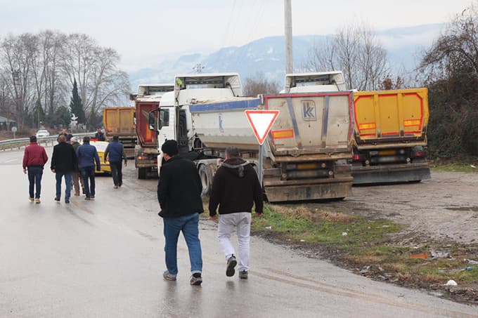 Karşıdan karşıya geçerken TIR çarptı!