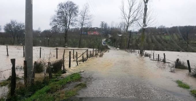 Sağanak yağış hayatı felç etti