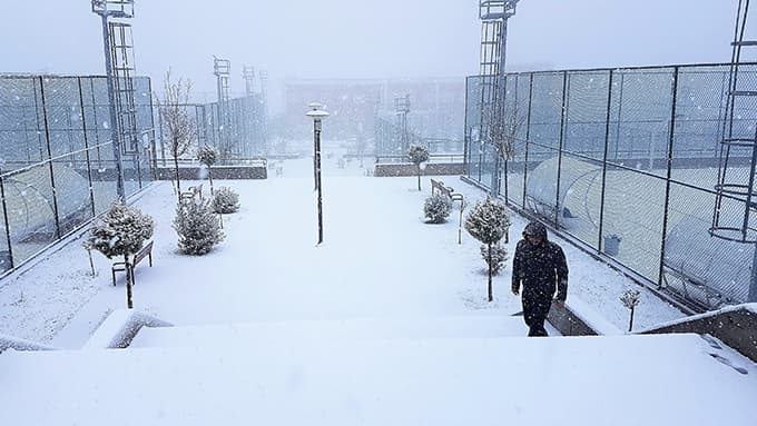 Kar yağışı sebebiyle kapanan yollar açılıyor