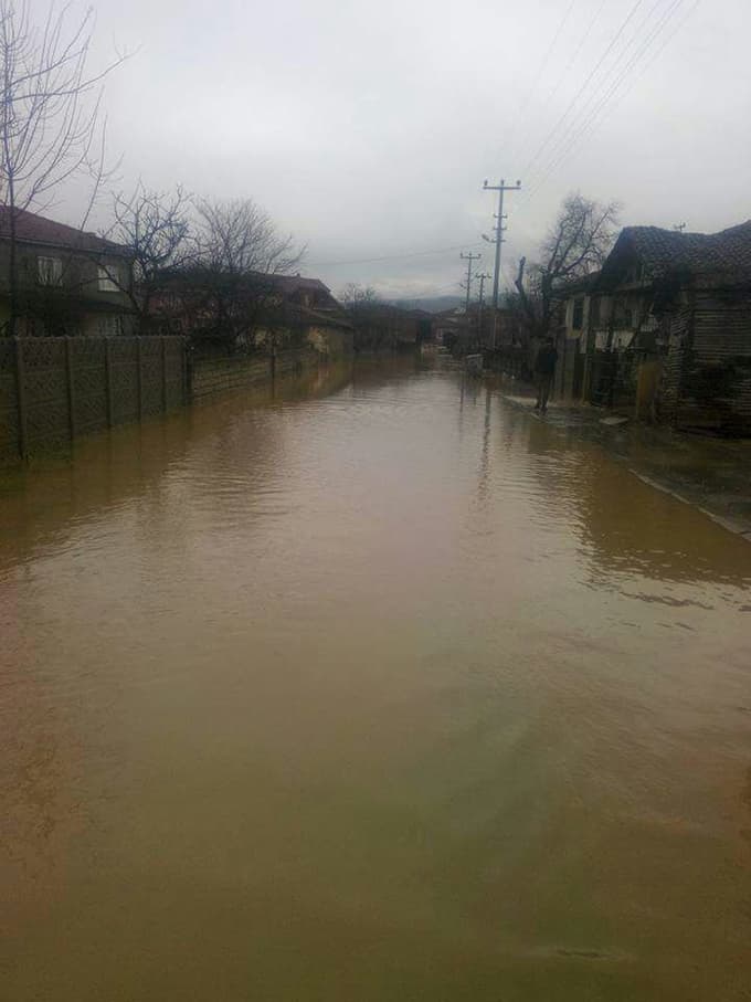 Sular altına kalan mahallede kayıklı ulaşım