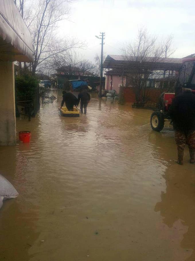 Sular altına kalan mahallede kayıklı ulaşım