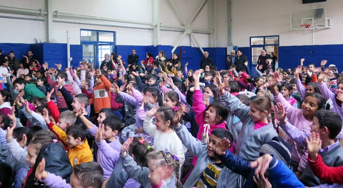 ''Çocuklar gülsün, dünya gülsün''