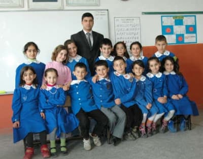 <strong><font face="Arial" size="2" color="#000000">Onu &Ccedil;ok &Ouml;zleyeceğiz</font></strong> <p><font face="Arial" size="2">Rabia'nın sıra arkadaşı R&uuml;meysa Yumsel, &ccedil;ok &uuml;zg&uuml;n olduğunu belirterek arkadaşını &ccedil;ok &ouml;zleyeceğini s&ouml;yledi. Rabia'nın &ccedil;ok iyi bir arkadaş olduğunu ifade eden R&uuml;meysa,<font color="#333399"> &quot;Sınıf arkadaşım i&ccedil;in &ccedil;ok &uuml;zg&uuml;n&uuml;m. Onu &ccedil;ok &ouml;zleyeceğiz.&quot; </font>dedi. </font></p><p><font face="arial,helvetica,sans-serif" size="2">Rabia'nın &ouml;ğretmeni &Ouml;zg&uuml;r T&uuml;rkmen ise &ouml;ğrencisini kaybetmenin &uuml;z&uuml;nt&uuml;s&uuml;n&uuml; yaşadıklarını kaydetti. <br /><br /><strong><font color="#000000">İlk D&ouml;nemde Sınıf Birincisiydi</font></strong></font></p><p><font face="arial,helvetica,sans-serif" size="2">Sınıf birincisi olan Rabia'nın derslerinde olduğu kadar arkadaşlarıyla olan diyaloguyla da &ouml;rnek bir &ouml;ğrenci olduğunu vurgulayan T&uuml;rkmen, <font color="#333399">&quot;Rabia ger&ccedil;ekten &ccedil;ok başarılı ve gelecek vadeden bir &ouml;ğrenciydi. İlk d&ouml;nemde sınıf birincisiydi. Takdir almıştı. B&ouml;ylesine değerli bir &ouml;ğrencimizin kardeşleriyle birlikte trafik kazasında &ouml;lmesi bizi derinden &uuml;zd&uuml;.&quot;</font> şeklinde konuştu.</font></p>