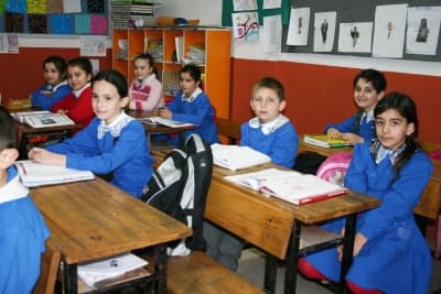 <strong><font face="Arial" size="4">Olay</font></strong> <p><font size="2"><font face="Arial">2 Şubat'ta Ormank&ouml;y Kavşağı'nda meydana gelen kazada tavuk yemi y&uuml;kl&uuml; tankerin virajı alamayarak devrilip kırmızı ışıkta bekleyen yolcu midib&uuml;s&uuml;ne &ccedil;arpması sonucu meydana gelen kazada 5 kişi &ouml;lm&uuml;ş, 1'i ağır 14 kişi yaralanmıştı. </font><font face="Arial" color="#333399">Kazada ağır yaralanan Hatice Doğan'ın &ccedil;ocukları Rabia, Zehra, Muhammet Ali ve Abd&uuml;lkerim Doğan ile ayrıca Ali Bilgin (75) isimli şahıs yaşamını yitirmişti.<br /></font></font></p>