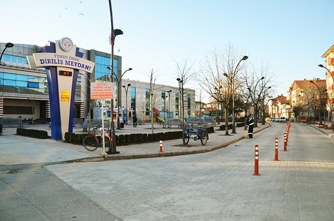 Yunus Emre Diriliş Meydanı yeşilleniyor
