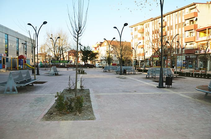 Yunus Emre Diriliş Meydanı yeşilleniyor