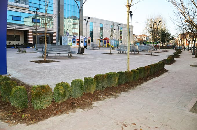 Yunus Emre Diriliş Meydanı yeşilleniyor