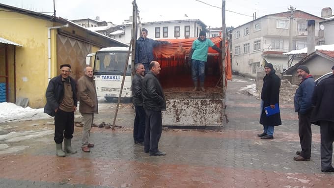 Girişimci çiftçilere büyükbaş hayvan hibe edildi