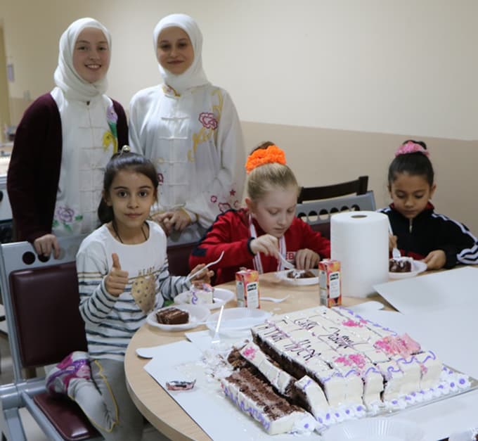 Madalya töreninde doğumgünü sürprizi
