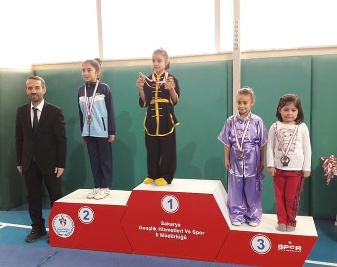 Madalya töreninde doğumgünü sürprizi