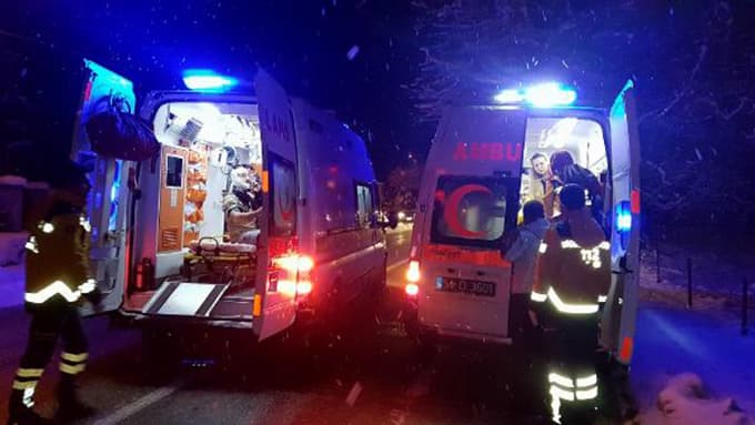 Otomobil buzlanan yolda kaydı: 5 yaralı