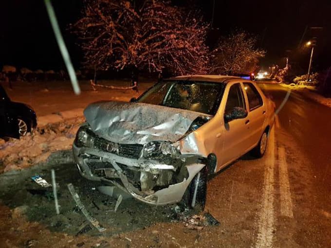 Otomobil buzlanan yolda kaydı: 5 yaralı