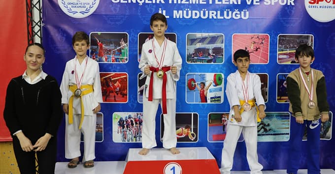 Karatede gençlik şöleni