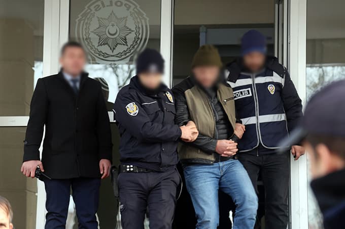 Belediye Başkanını mesajla tehdit ettiği iddia edilen 3 kişi gözaltına alındı