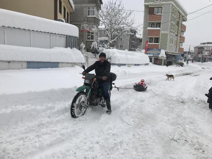 Karın keyfini şambrelle çıkardılar