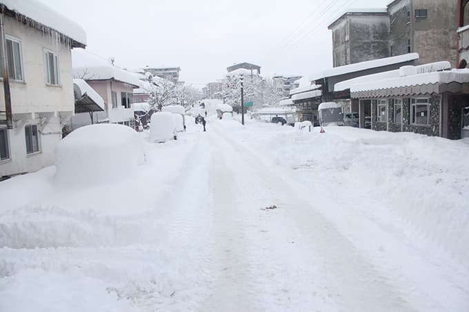 Kaynarca ilçesinde kar kalınlığı 1 metreye ulaştı