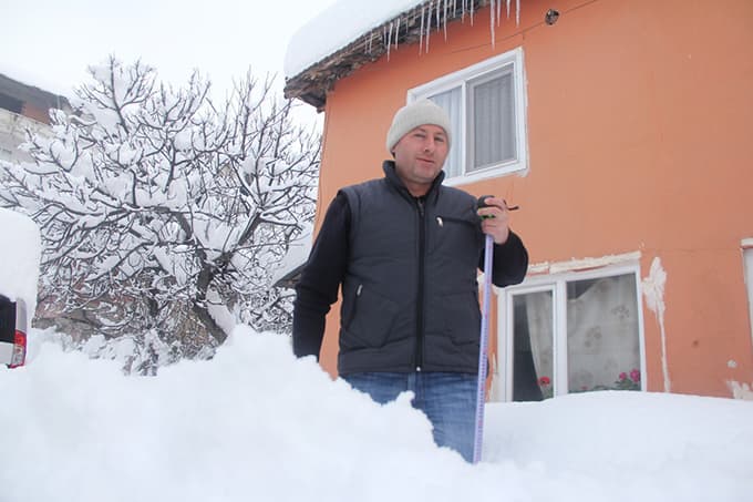 Kaynarca ilçesinde kar kalınlığı 1 metreye ulaştı