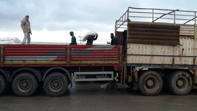 Olumsuz hava şartlarına rağmen sınıra ulaştılar