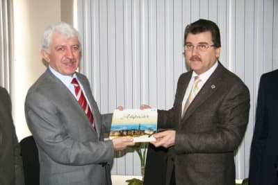 <font face="Arial" size="2" color="#000000"><strong>Hizmetlerin En G&uuml;zel &Ouml;rnekleri</strong></font><br /><br /><font face="Arial" size="2">Muhalefetin eleştirilerine de cevap veren Başkan Duran <font color="#333399">&quot;Bazı kişiler siyaset yapıyorlar. &Ccedil;amur at izi kalsın siyaseti izliyorlar. Bu hoş bir yaklaşım değil&quot; <font color="#000000">dedi. Yapımı devam eden &ccedil;alışmalardan s&ouml;z eden Başkan Duran,</font> &quot;Yeni Terminalimizi &ccedil;ok yakın zamanda hizmete alacağız. Yeni Halin yapımı devam ediyor. Bunlar bir şehirde yapılan hizmetlerin en g&uuml;zel &ouml;rnekleridir&quot;</font> dedi. <br /><br /><strong><font color="#333399">Başkan Duran hizmet bayrağını teslim etmeden &ouml;nce 32 Evler K&ouml;pr&uuml;s&uuml; ile Mithatpaşa K&ouml;pr&uuml;s&uuml; arasındaki alana 20 d&ouml;n&uuml;ml&uuml;k park yapacaklarının m&uuml;jdesini verdi.</font></strong> <br /><br /><strong><font color="#000000">Sakarya Bambaşka Bir G&ouml;r&uuml;n&uuml;me B&uuml;r&uuml;nd&uuml;</font></strong><br /><br />Ziyaretten duyduğu memnuniyeti dile getiren Muhasebeciler Odası Başkanı Salattin &Ccedil;akırsoy, &quot;<font color="#333399">Şehrimiz Başkanımız Aziz Duran sayesinde birbirinden değerli hizmetlerle tanıştı. Altyapısı, &uuml;st yapısı ve yeşili ile bambaşka bir g&ouml;r&uuml;n&uuml;me b&uuml;r&uuml;nd&uuml;. Şehrimize kazandırdığınız t&uuml;m eserler i&ccedil;in sizi tebrik ediyorum. Muhasebeciler Odası olarak her zaman yanımızda oldunuz. Her konuda desteğinizi esirgemediniz. Bundan sonrada hep birlikte olmak isteriz&quot;</font> dedi. <br /><br />Selattin &Ccedil;akırsoy Başkan Duran'a g&uuml;n&uuml;n anısına plaket ve fotoğraf hediye ederken, Başkan Duran &Ccedil;akırsoy'a Adapazarı'nı tanıcı kitap hediye etti.</font>