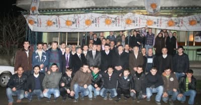 <strong><font face="Arial" size="2" color="#000000">Belediyecilik Ak Kadroların İşidir</font></strong><br /><br /><font face="Arial" size="2">Zeki To&ccedil;oğlu, &quot;Se&ccedil;im startı verdiğimiz andan itibaren bu Ferizli'ye ikinci ziyaretim. Ferizli'nin coşkusu bana g&uuml;&ccedil; veriyor. AK Parti h&uuml;k&uuml;metlerimizin d&ouml;neminde şehirlerimizin, il&ccedil;elerimizin, beldelerimizin ve k&ouml;ylerimizin yaşadığı gelişme herkesin malumu. H&uuml;k&uuml;metlerimizin d&ouml;neminde Ferizli'nin yaşadığı gelişim bunun en g&uuml;zel &ouml;rneğini oluşturuyor. <font color="#333399">Her zaman s&ouml;yl&uuml;yorum burada bir kez tekrar etmek istiyorum.<strong> Belediyecilik ak kadroların işidir.</strong> Se&ccedil;ildiğimiz andan itibaren b&uuml;t&uuml;n il&ccedil;elerimize eşit bir şekilde hizmetin en iyisini g&ouml;t&uuml;receğiz. Ferizli'deki hizmetleri artarak devam ettireceğiz&quot;</font> dedi. </font>