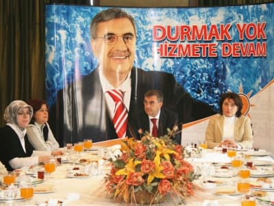 <p><font face="Arial"><font size="2" color="#000000"><strong>Biz Sizlere G&uuml;veniyoruz</strong></font><br /><br /></font><font face="Arial" size="2">AK Parti'nin bu se&ccedil;imlerden daha da g&uuml;&ccedil;lenerek &ccedil;ıkması gerektiği de s&ouml;yleyen Zeki To&ccedil;oğlu, Ferizli'nin bu konuda &uuml;zerine d&uuml;şeni yapacağından emin olduğunu belirtti. Zeki To&ccedil;oğlu, &quot;<font color="#333399"><strong>Biz sizlere g&uuml;veniyoruz. Sizler de bizlere g&uuml;venin</strong>. Hem Ferizli'de hem de B&uuml;y&uuml;kşehir'de bizleri g&ouml;reve getirin biz de hizmetin en kalitelisini ayağınıza getirelim. Ferizli'yi daha da ileri noktalara getirmek i&ccedil;in azimle &ccedil;alışacağımızı zaten biliyorsunuz&quot;</font> diye konuştu. <br /></font></p>