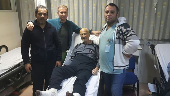 Yaşlı adama el uzattılar