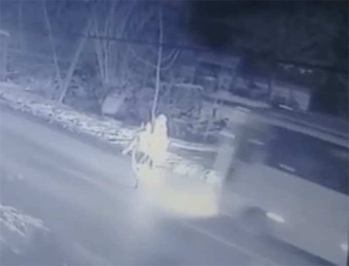 Yoldan karşıya geçen yayalara minibüs çarptı