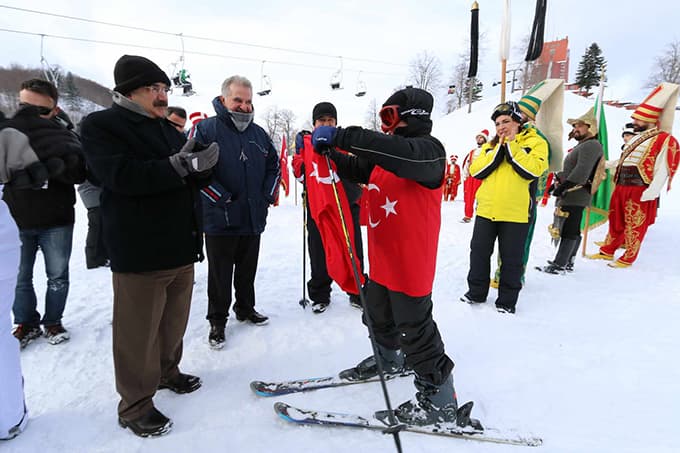 Sakarya Üniversitesi'nden zirvede bayrak şöleni