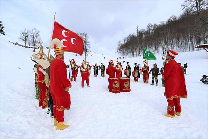 Sakarya Üniversitesi'nden zirvede bayrak şöleni