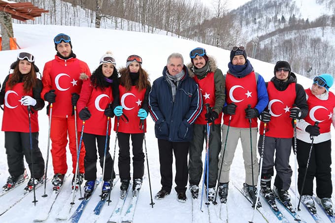 Sakarya Üniversitesi'nden zirvede bayrak şöleni