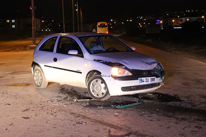 İki otomobil kafa kafaya çarpıştı