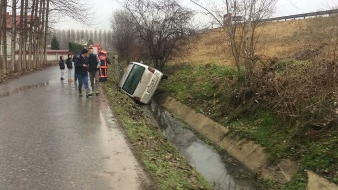 Minibüs şarampole yuvarlandı, su kanalında durabildi