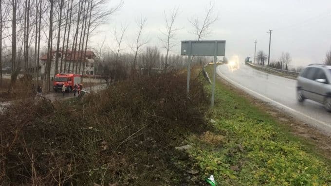 Minibüs şarampole yuvarlandı, su kanalında durabildi
