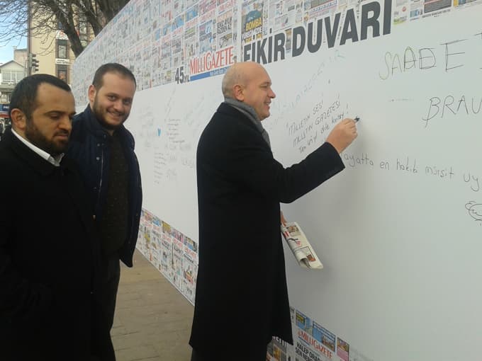 Milli Gazete'nin manşet sayfalarını sergilediler