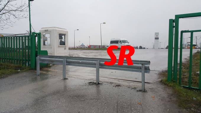 Hendek'teki alışveriş merkezinin giriş ve çıkışları kapatıldı