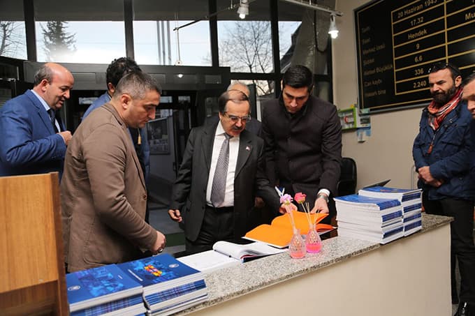 Vali Coş, Deprem Kültür Müzesi'ni gezdi