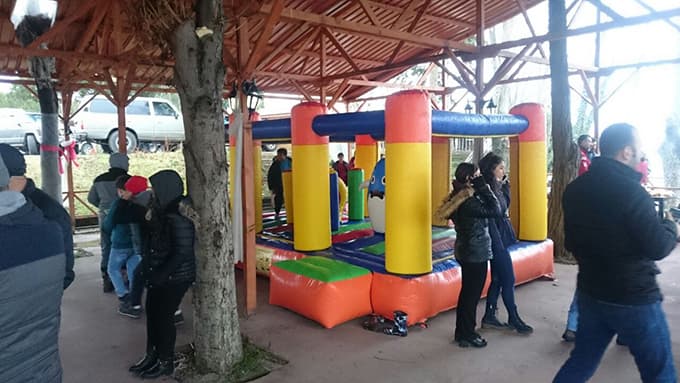 Kimsesiz çocuklara unutulmaz bir gün yaşattılar