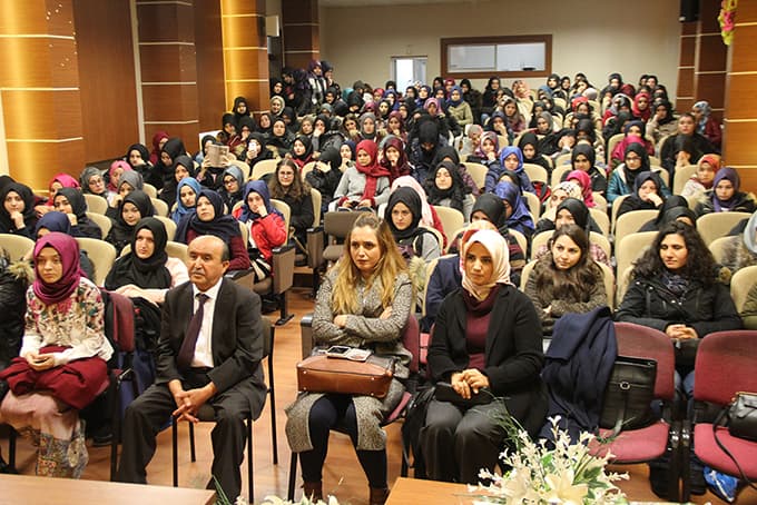 Yazar  Sare Çizmecioğlu Sakarya'daydı