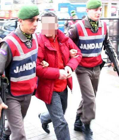 Katil Zanlısı Kardeşinin Kimliği İle Yakalandı