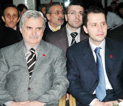 <font face="Arial" size="2"><strong>Yeniden B&uuml;y&uuml;k T&uuml;rkiye'yi Kuracak</strong> </font><br /><br /><font face="Arial" size="2">Partili gen&ccedil;lere yerel se&ccedil;im i&ccedil;in kapı kapı dolaşmasını tavsiye eden Erbakan, <font color="#333399">&quot;Parti se&ccedil;iminin &ouml;yle albenisine, genel başkanının abrasına tafrasına, k&uuml;lhanbeyliğine yapılamayacağını, parti se&ccedil;menin bir var olma se&ccedil;imi olduğunu en g&uuml;zel şekilde se&ccedil;menlerimize anlatacaksınız. Milletimizde işbirlik&ccedil;ileri ve taklit&ccedil;ileri elinin tersiyle bir kenara itip adil bir d&uuml;nya kuracak ve yeniden b&uuml;y&uuml;k T&uuml;rkiye'yi kuracak Saadet Partisi'ni se&ccedil;ecek inşallah&quot;</font> dedi. </font>