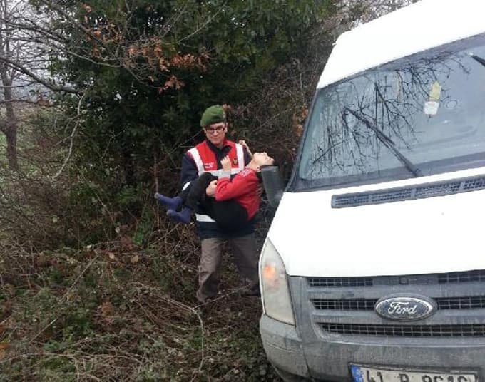 Çocuklar üşümemeleri için jandarma aracına taşındı