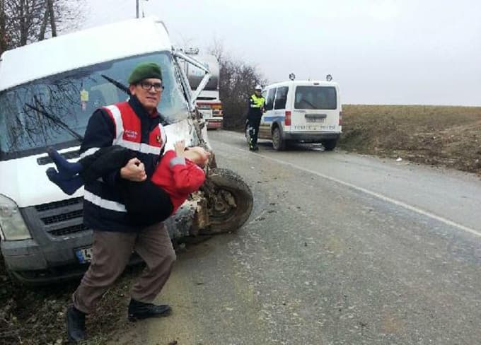 Çocuklar üşümemeleri için jandarma aracına taşındı