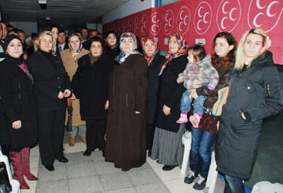 <p><font face="arial,helvetica,sans-serif" size="2">DESTEK<br />A&ccedil;ılışta konuşma yapan MHP Adapazarı Belediye Başkan Adayı Y&uuml;ksel Ayanoğlu; Adapazarı&rsquo;nı ismi ile &ouml;zleşen bir şehir yapacaklarını ifade ederek; <font color="#333399">&ldquo;Bizi destekleyenleri hi&ccedil;bir zaman mah&ccedil;up etmeyeceğiz. Kimsenin başını &ouml;ne eğdirmeyeceğiz. Sakarya&rsquo;yı 44&rsquo;&uuml;nc&uuml; sıraya sokanlara, 29 Mart&rsquo;ta cezasını vereceğiz&rdquo; </font>dedi.</font></p>